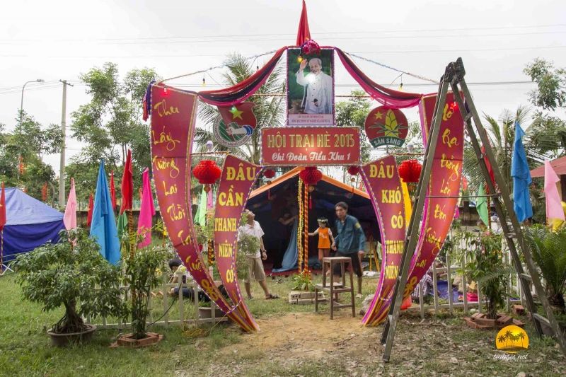 Cổng trại hè với chủ đề ''Nhiệt huyết thanh niên''