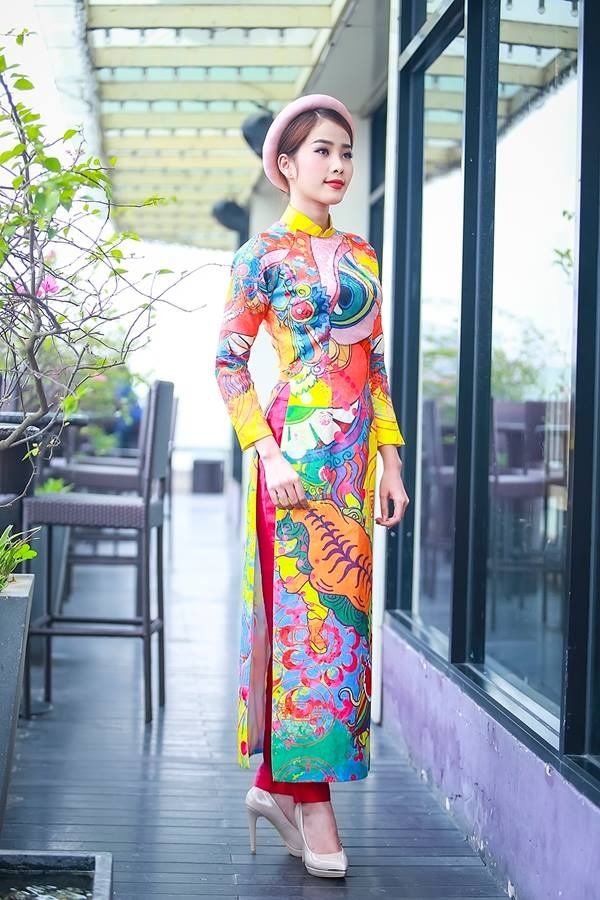 Kiểu áo dài được trang trí bằng hình tranh vẽ trừu tượng rất được các bạn trẻ năng động, cá tính yêu thích