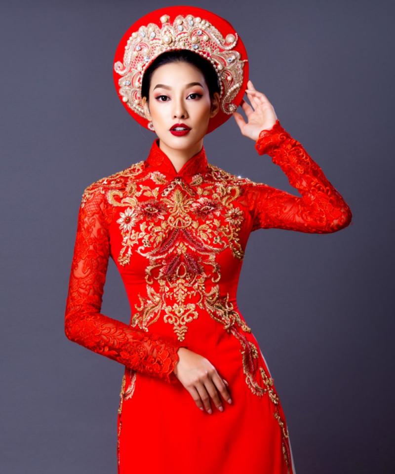 Ren là một loại chất liệu được ra đời từ rất sớm trong nền thời trang tại các quốc gia phương Tây. Thế nhưng khi kết hợp với chiếc áo dài truyền thống thì ren lại khiến chúng trở nên trẻ trung và duyên dáng đến lạ thường