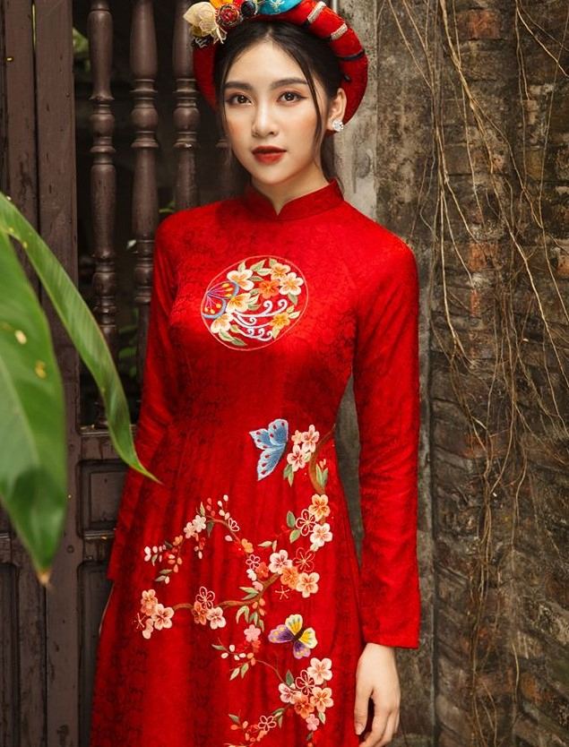 Thông thường để tránh bị rối mắt thì những người thợ may thường chỉ thêu hoa ở những điểm nhấn trên áo như: cổ áo, cổ tay, vòng eo,…