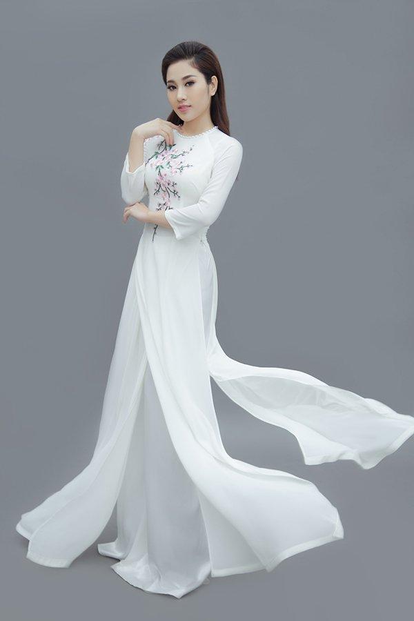 Đây cũng là kiểu áo dài rất yêu thích tại các sàn diễn thời trang và quốc tế khi thể hiện về đề tài quốc phục Việt Nam