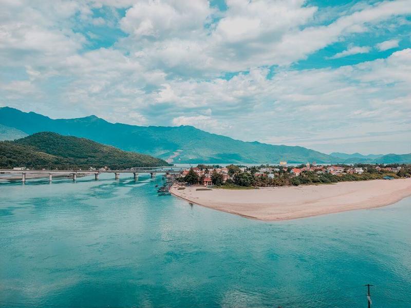 Vẻ đẹp thiên nhiên ưu đãi của biển Lăng Cô, với những sắc màu hài hòa, lấp lánh