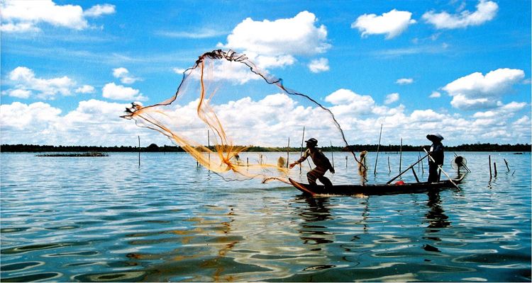 Búng Bình Thiên đem lại nhiều nguồn lợi cho cư dân địa phương