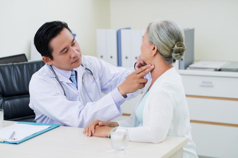 Các triệu chứng chính của bệnh vảy phấn trắng là gì?