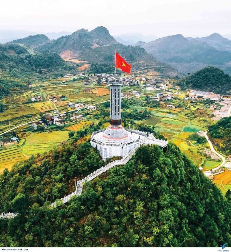 Cột cờ Lũng Cú sừng sững giữa núi rừng Hà Giang