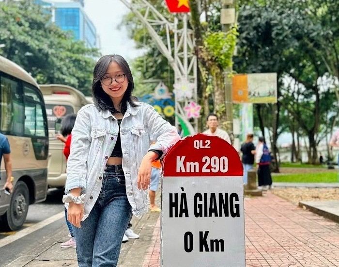 Cột mốc Km 0 nằm bên đường