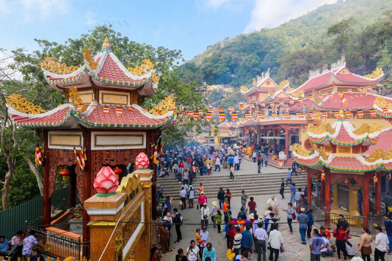 Phần lớn không gian chùa hiện nay được xây dựng, trùng tu qua nhiều năm với kiến trúc hài hòa giống các chùa cổ trong nước.