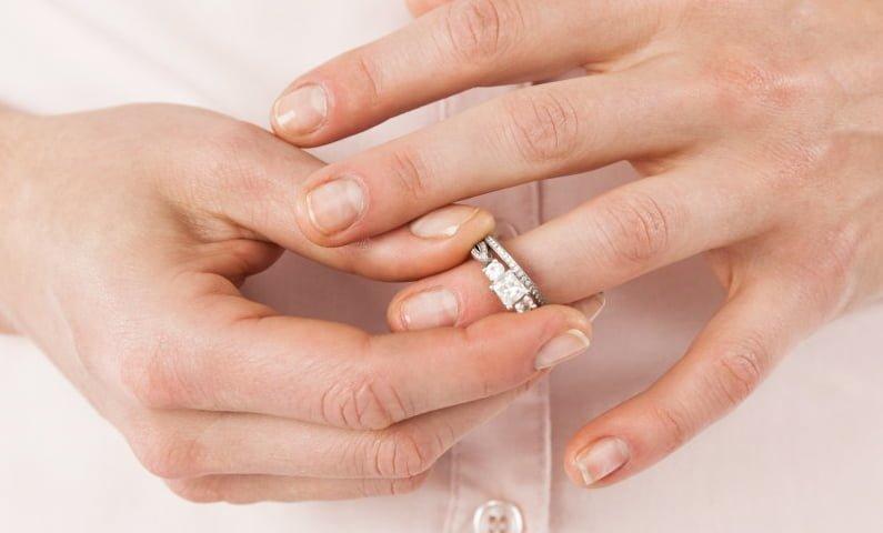 Vaseline giúp tháo nhẫn, tháo vòng tay dễ hơn