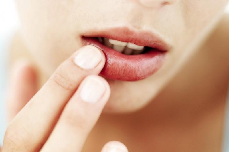 Dưỡng môi bằng Vaseline