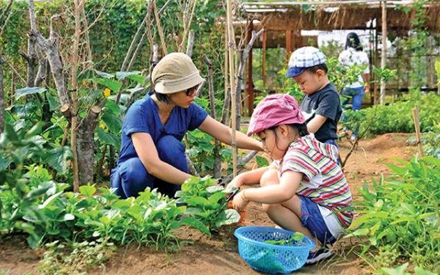 Trẻ nhỏ sẽ được trải nghiệm cuộc sống của một nông dân tại Family Garden Thảo Điền
