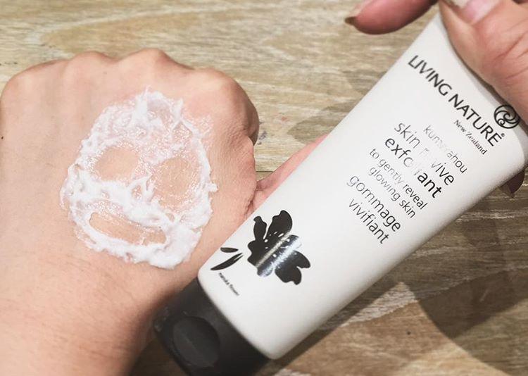 Kem tẩy tế bào chết Living Nature Skin Revive Exfoliant