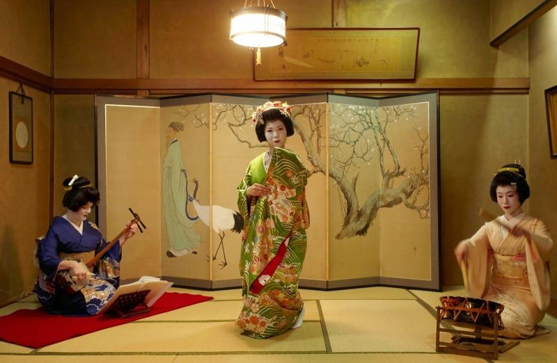 Geisha là những người chỉ chuyên phục vụ tiệc rượu