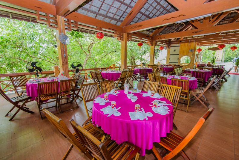 Bên trong Nhà hàng Hoa Lộc Vừng