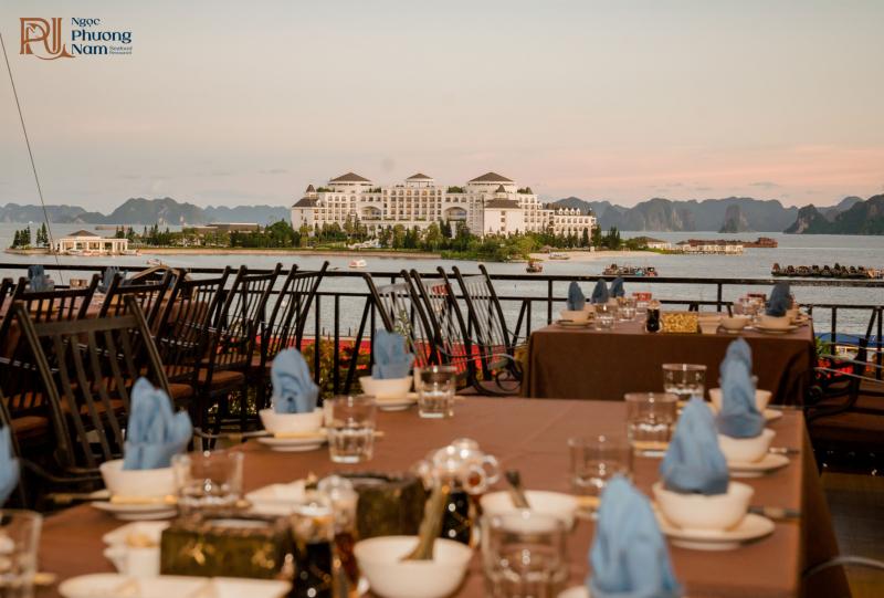 View biển lung linh từ tầng 4 của nhà hàng Ngọc Phương Nam