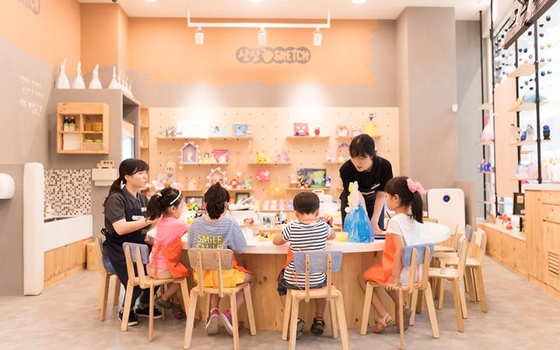 Ngày nghỉ rất nhiều phụ huynh dắt các em nhỏ đến đây vui chơi