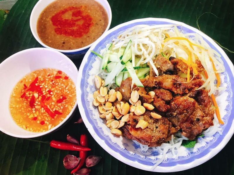 Bún thịt nướng và nem lụi