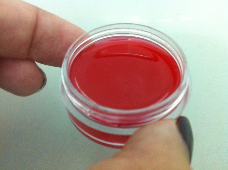 Vaseline giúp tái sử dụng mỹ phẩm cũ