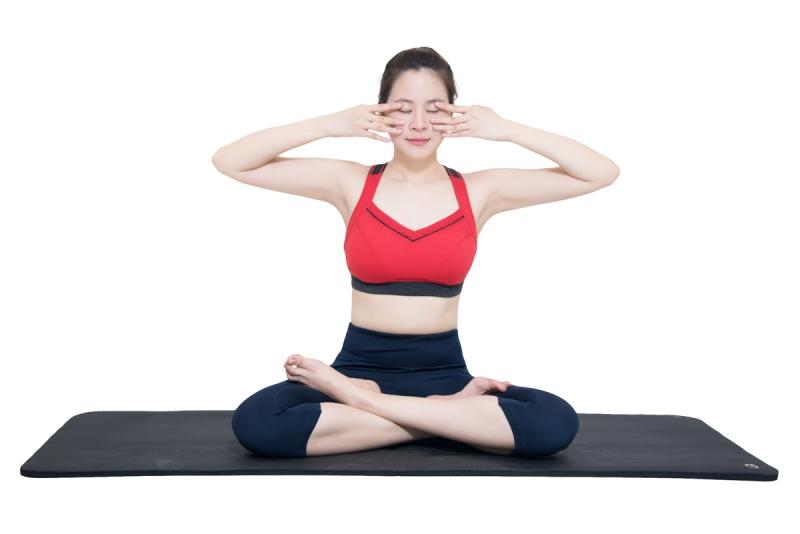 Tập thể dục nhẹ nhàng hoặc ngồi thiền