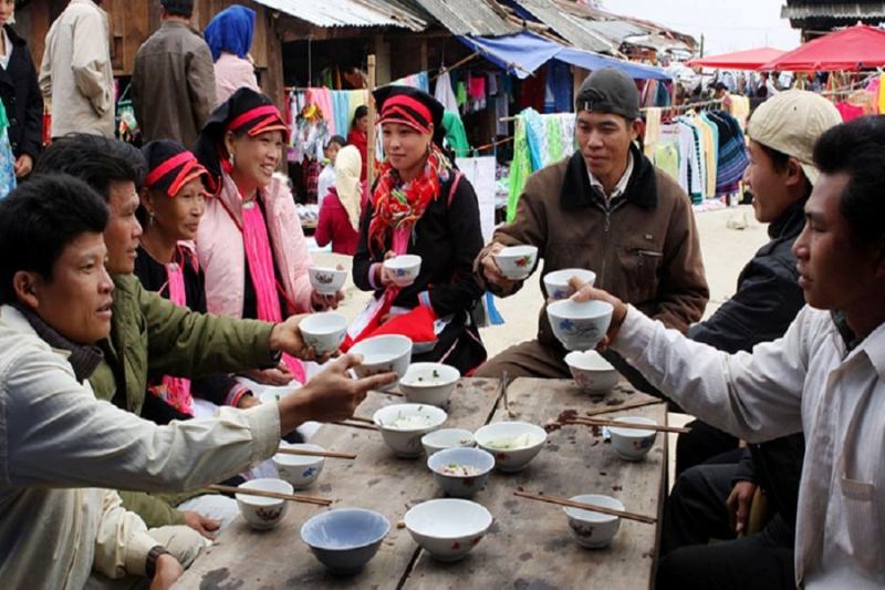 Đồng bào quây quần bên mâm rượu