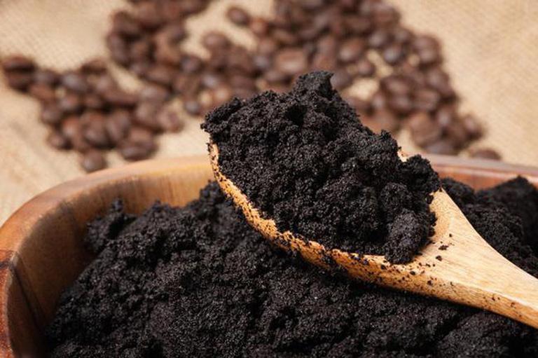 Trị rạn da bằng bã cà phê