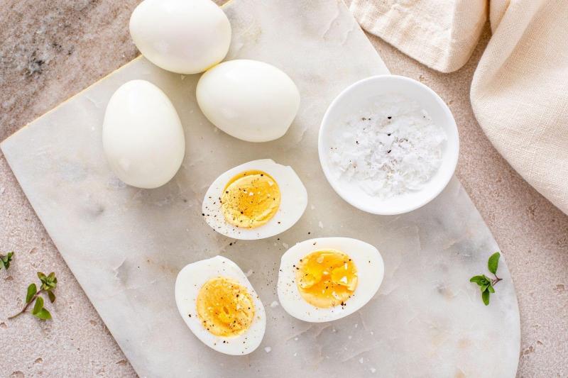 Nhỏ gọn, giàu dưỡng chất – trứng luộc là món ăn đơn giản mà hiệu quả giúp bé  bổ sung Vitamin D mỗi ngày.