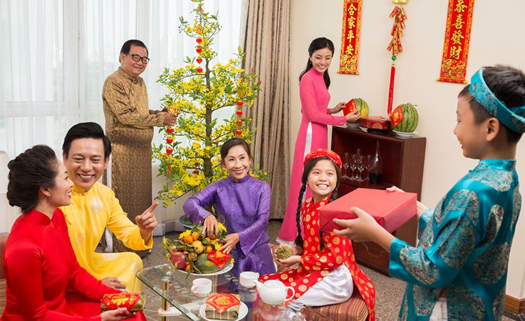 Người xông đất sẽ mang lại may mắn cho gia chủ