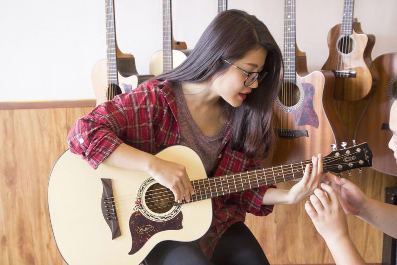 Thử đàn và lắng nghe âm thanh